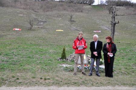 Memorial Ceremony - l. to r. Livius Schillingmann, JEA, Elizabeth Baillie. (MB Photo)